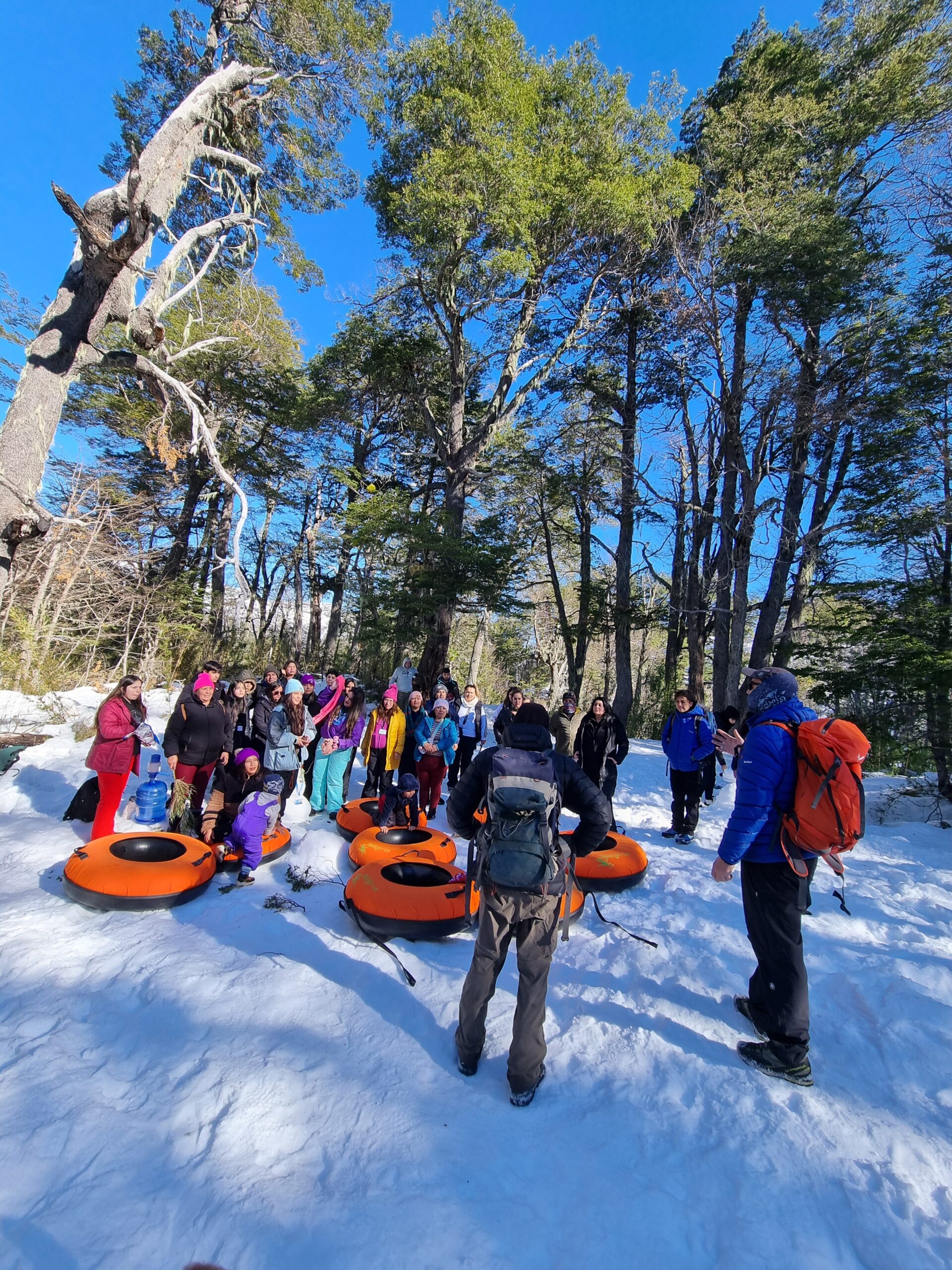 grupo de personas en trineo en la nieve