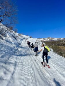 personas caminando en la nieve
